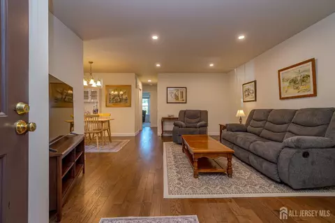 25 Foxhall Ave #25, Middlesex, NJ 08846 photo 4