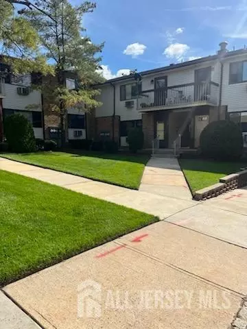 1307 Cricket Ln, Woodbridge, NJ 07095