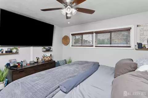 Bedroom - 31 Hull Dr, Edison, NJ 08817 photo 3 of 7
