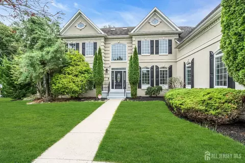 13 Stonegate Dr, Monroe, NJ 08831