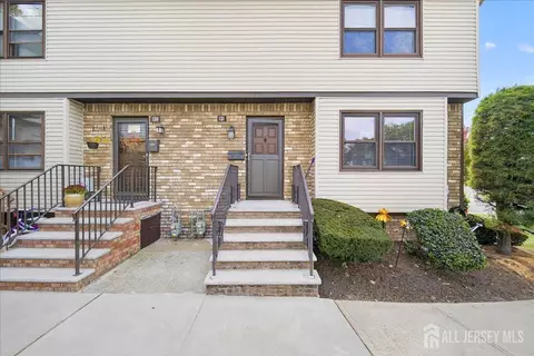 131 Highview Dr, Woodbridge, NJ 07095