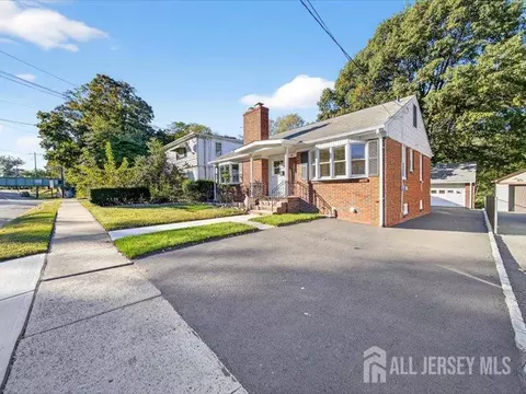 54 Freeman St, Woodbridge, NJ 07095
