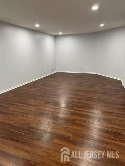 1 Upperbrook Ct, Parlin, NJ 08859