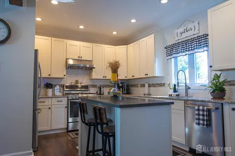 Kitchen - 205 Old Rd, Sewaren, NJ 07077 photo 2 of 4