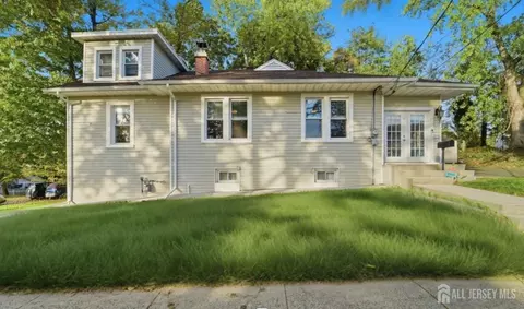 2 Metuchen Ave, Woodbridge, NJ 07095