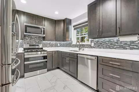 Kitchen - 83 Pheasant Run, Edison, NJ 08820 photo 2 of 3