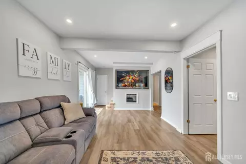 Entry Way - 363 Grant Ave, Middlesex, NJ 08846 photo 2 of 3