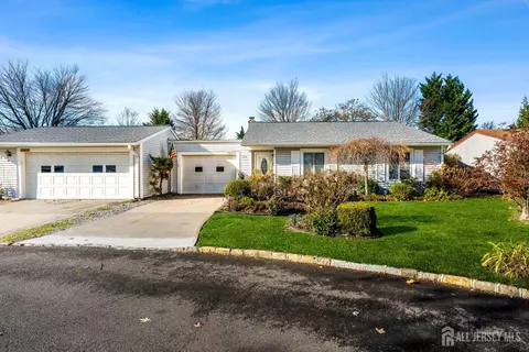 52 Juniper Plz #A, Monroe, NJ 08831