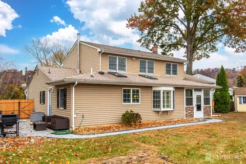 Exterior - 5 Wells Pl, Middlesex, NJ 08846 photo 3 of 6