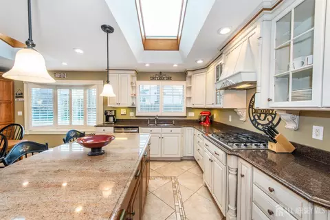 Kitchen - 5 Wells Pl, Middlesex, NJ 08846 photo 3 of 4