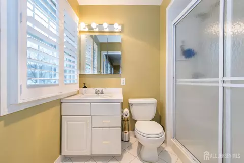 Bath - 5 Wells Pl, Middlesex, NJ 08846 photo 2 of 2