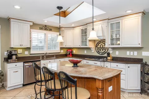 Kitchen - 5 Wells Pl, Middlesex, NJ 08846 photo 4 of 4