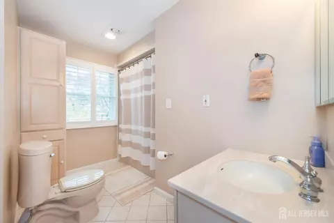 Bath - 5 Wells Pl, Middlesex, NJ 08846 photo 1 of 2