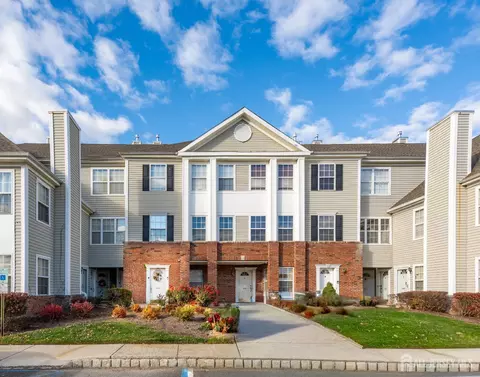 Exterior - 2008 Ridgeview Ct, Parlin, NJ 08859 photo 1 of 5