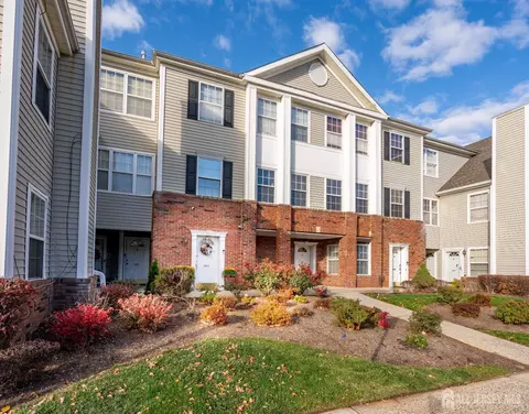 Exterior - 2008 Ridgeview Ct, Parlin, NJ 08859 photo 2 of 5