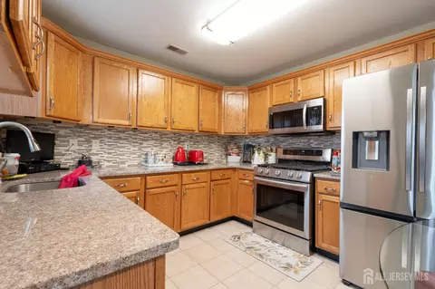 Kitchen - 2008 Ridgeview Ct, Parlin, NJ 08859 photo 1 of 2