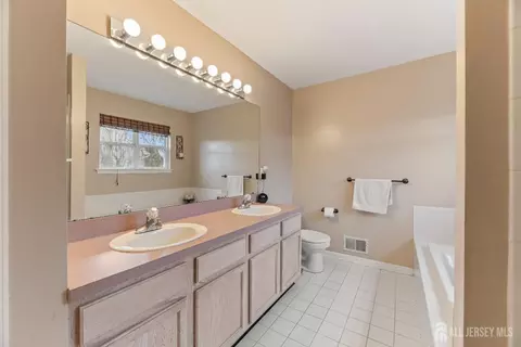 Bath - 5 Sutton Pl, Helmetta, NJ 08828 photo 2 of 4