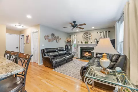 Entry Way - 5 Sutton Pl, Helmetta, NJ 08828 photo 3 of 5