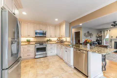Kitchen - 5 Sutton Pl, Helmetta, NJ 08828 photo 3 of 3