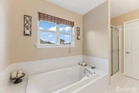 Bath - 5 Sutton Pl, Helmetta, NJ 08828 photo 3 of 4