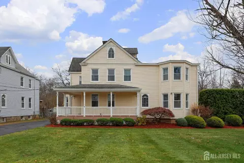 92 Main St, Helmetta, NJ 08828