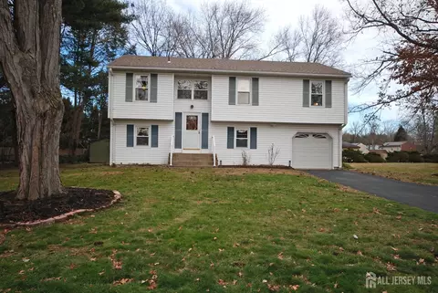 4 Linden Ln S, Plainsboro, NJ 08536
