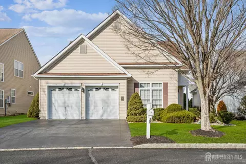6 Holly Manor Ct, Helmetta, NJ 08828