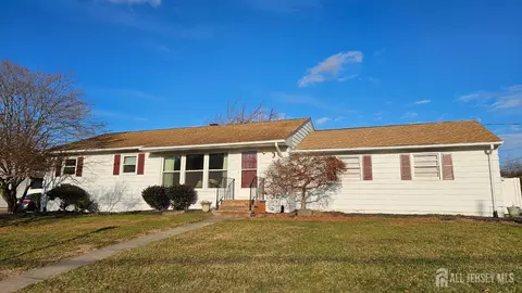 42 Running Brook Rd W, Ewing, NJ 08638