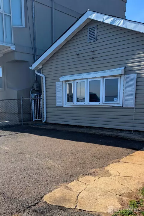 141 Shoreland Cir, Laurence Harbor, NJ 08879