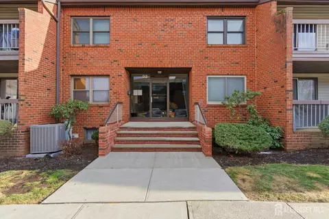 92 Beverly Hill Ter #F, Woodbridge, NJ 07095