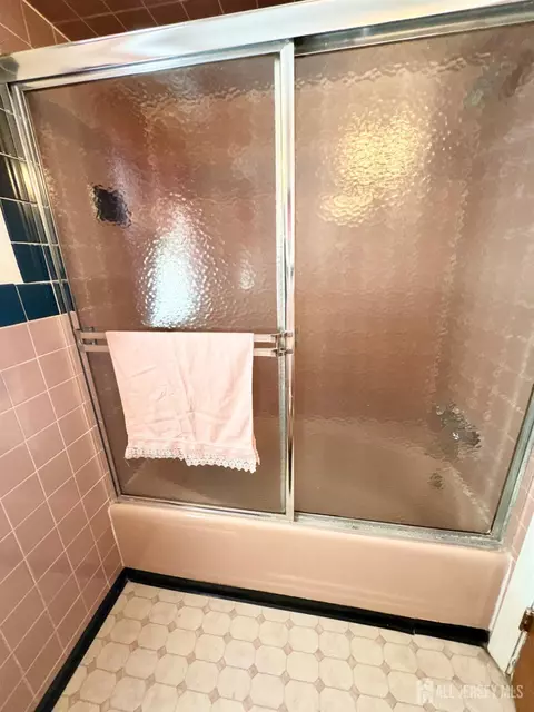 Bath - 107 Zoar Pl, Middlesex, NJ 08846 photo 2 of 3