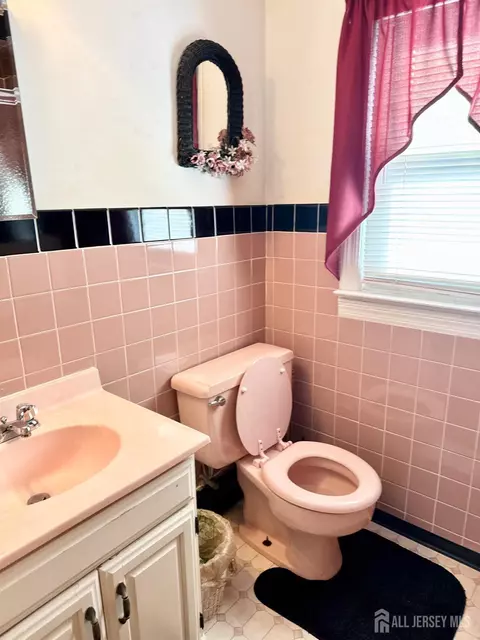 Bath - 107 Zoar Pl, Middlesex, NJ 08846 photo 1 of 3