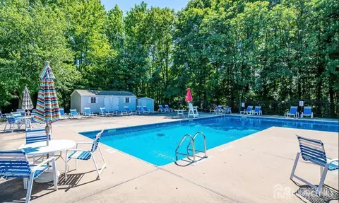 33 Vandeventer Ct, Sayreville, NJ 08872