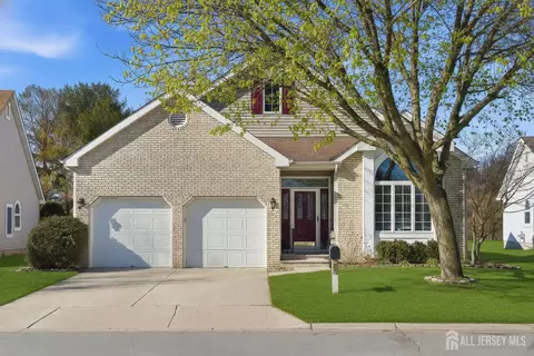 8 Westminster Dr, Monroe, NJ 08831
