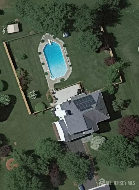 4 Castle Ct, Somerset, NJ 08873