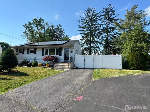 4 Rocky Brook Ct, Hightstown, NJ 08520
