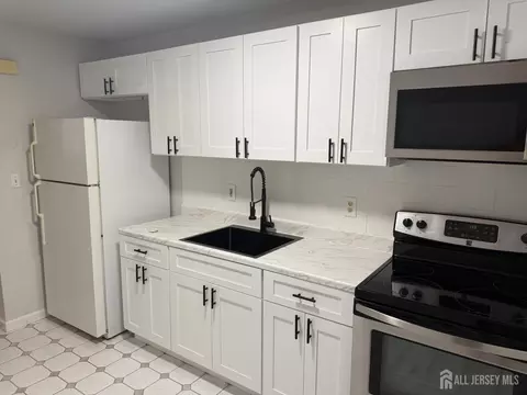 289 Main St #3C, Spotswood, NJ 08884