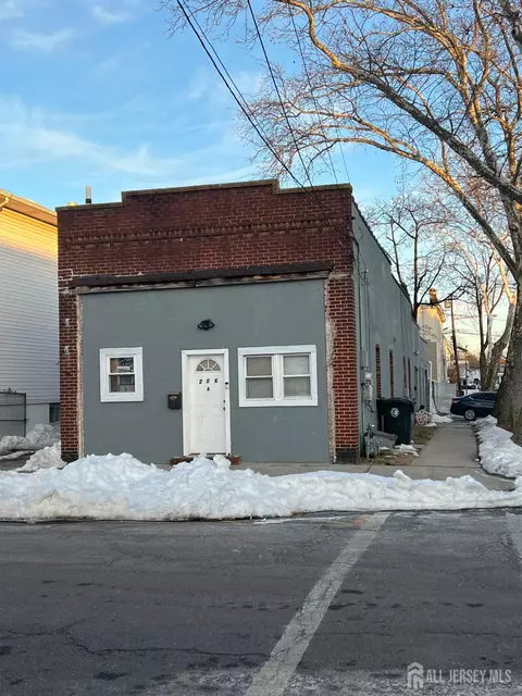 206 SW Sherman St, Perth Amboy, NJ 08861