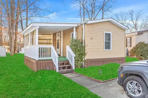 28 Dickens Rd, North Brunswick, NJ 08902