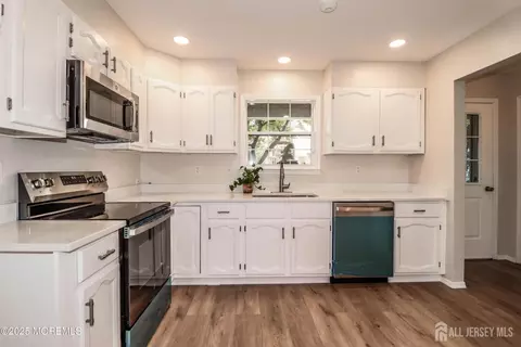 8 Benjamin Franklin Dr, Monroe, NJ 08831