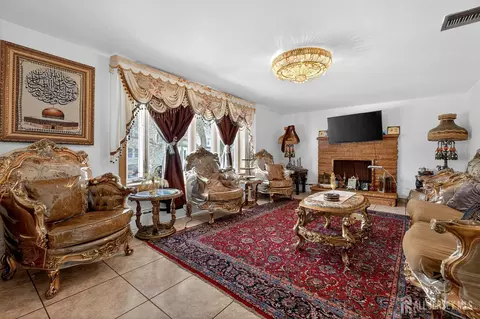 6 E 2nd St, Port Reading, NJ 07064
