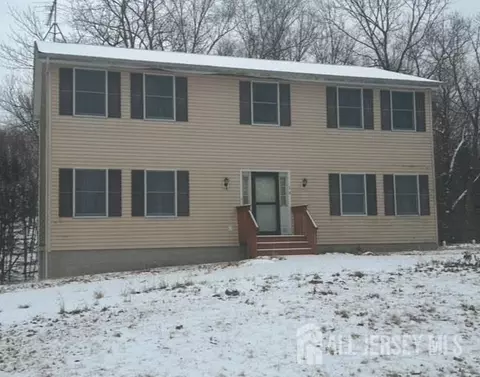 16 Crest Rd, Sussex, NJ 07461