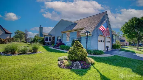 3 George Washington Dr, Monroe, NJ 08831
