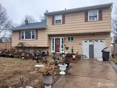 13 Meadow Ln, Hightstown, NJ 08520