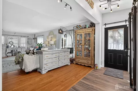 Entry Way - 151 Beechwood Ave, Middlesex, NJ 08846 photo 6 of 7