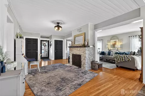 Entry Way - 151 Beechwood Ave, Middlesex, NJ 08846 photo 3 of 7