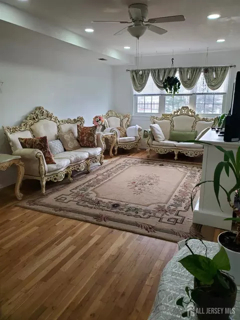 333 College Dr, Edison, NJ 08817