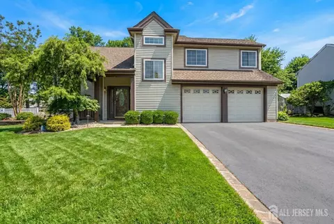 19 Cherrywood Dr, Piscataway, NJ 08854