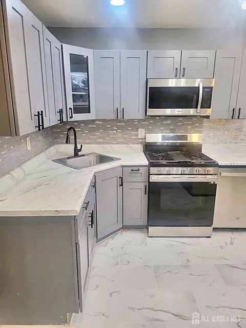 274 College Dr, Edison, NJ 08817