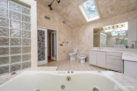 Bath - 9 Southfork Dr, Jackson, NJ 08527 photo 4 of 5